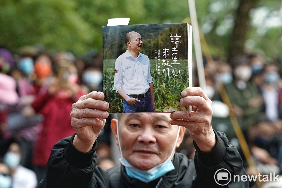 一位韓國瑜的支持者高舉韓國瑜的新書讓媒體記者拍照。 圖：張良一/攝