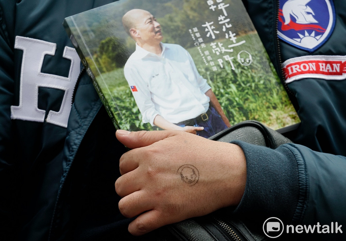 一位鋼鐵韓粉和他買的「韓先生來敲門」新書。 圖：張良一/攝