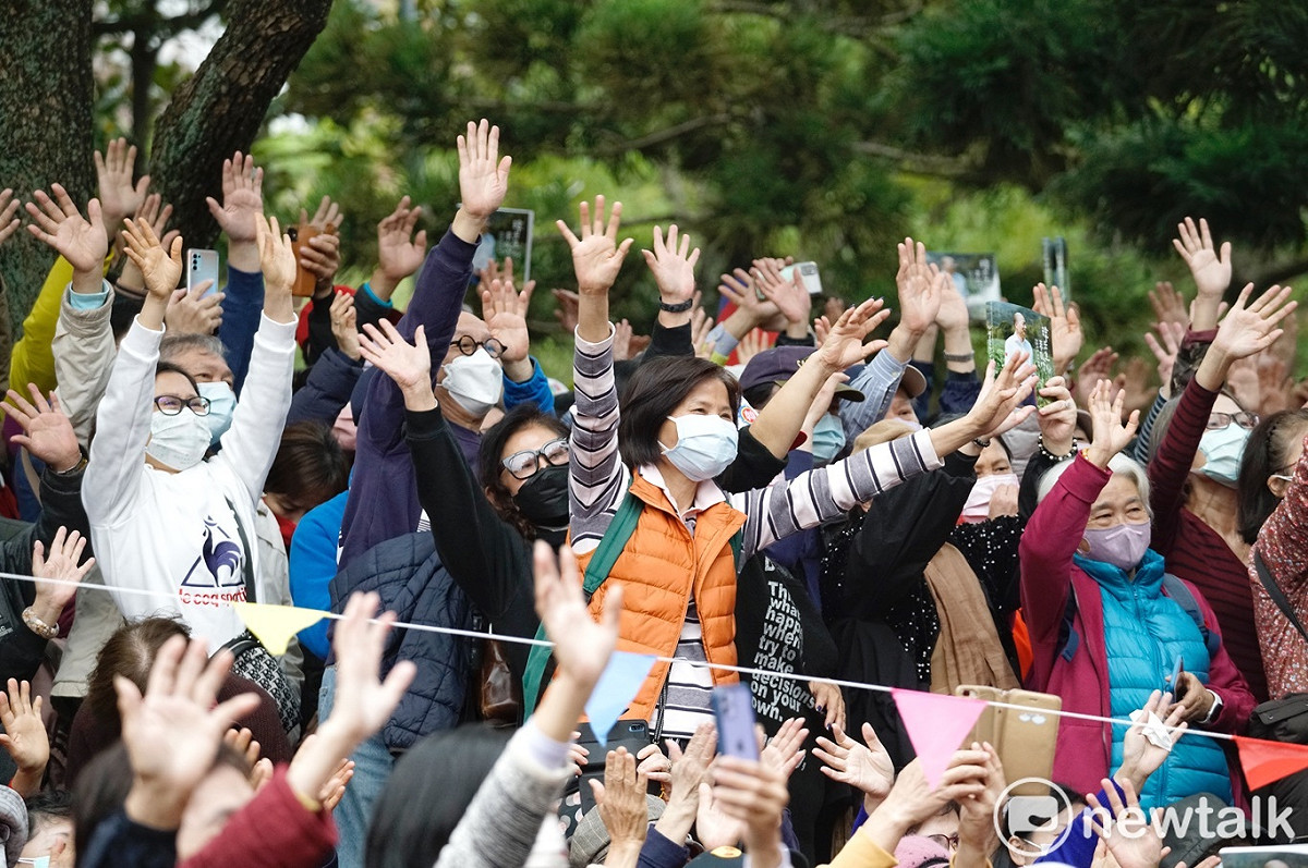 大批韓粉向韓國瑜揮手致意。 圖：張良一/攝