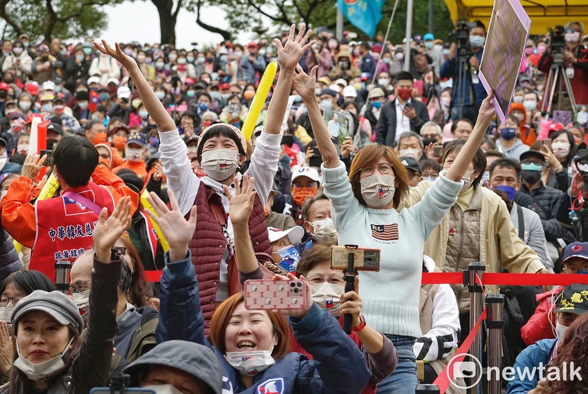 前高雄市長韓國瑜現身台北大安森林公園音樂台，讓韓粉們如癡如醉，猶如藝人的大型簽唱會。 圖：張良一/攝