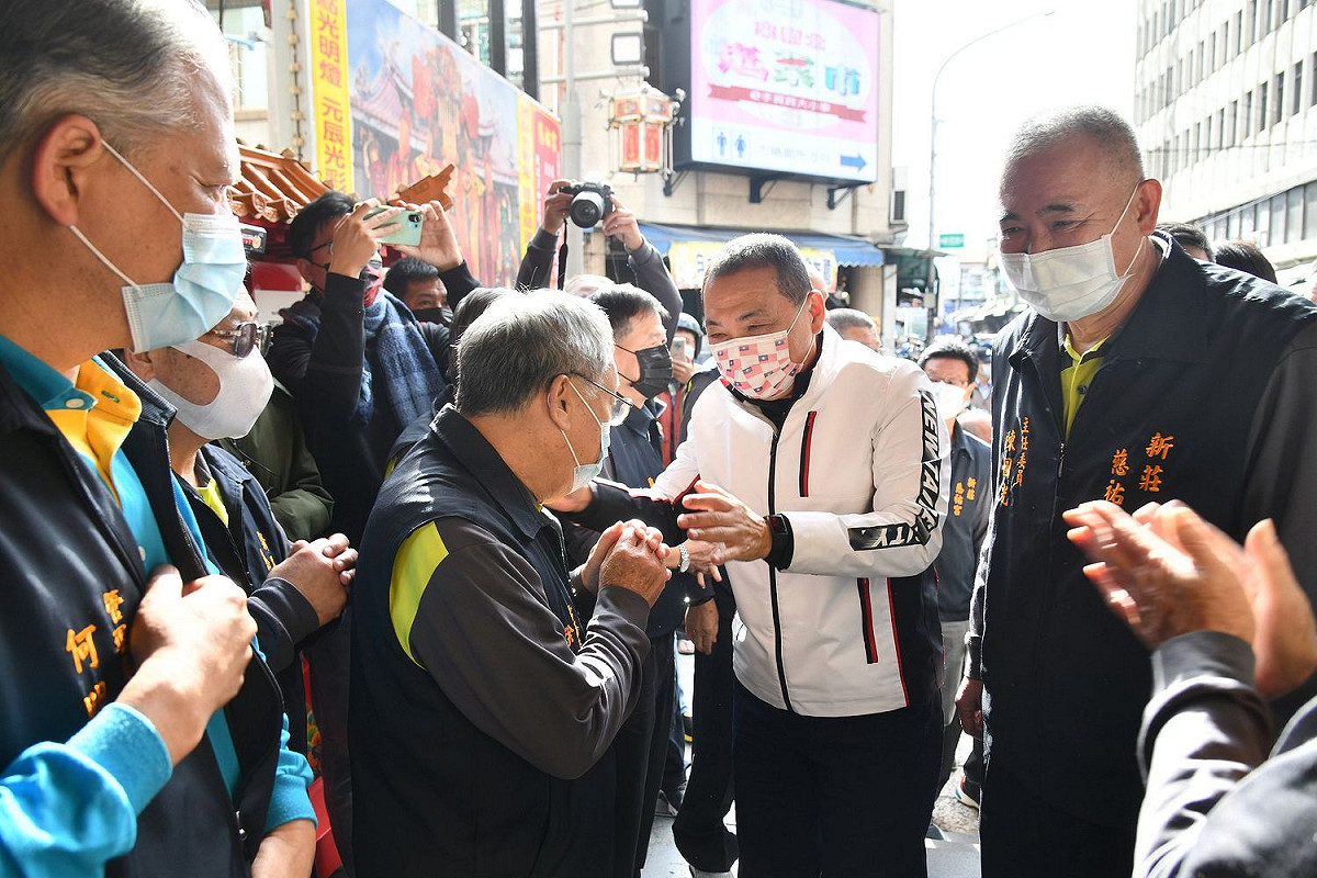 侯友宜對於三間宮廟在疫情期間的努力予以肯定。 圖：新北市新聞局提供