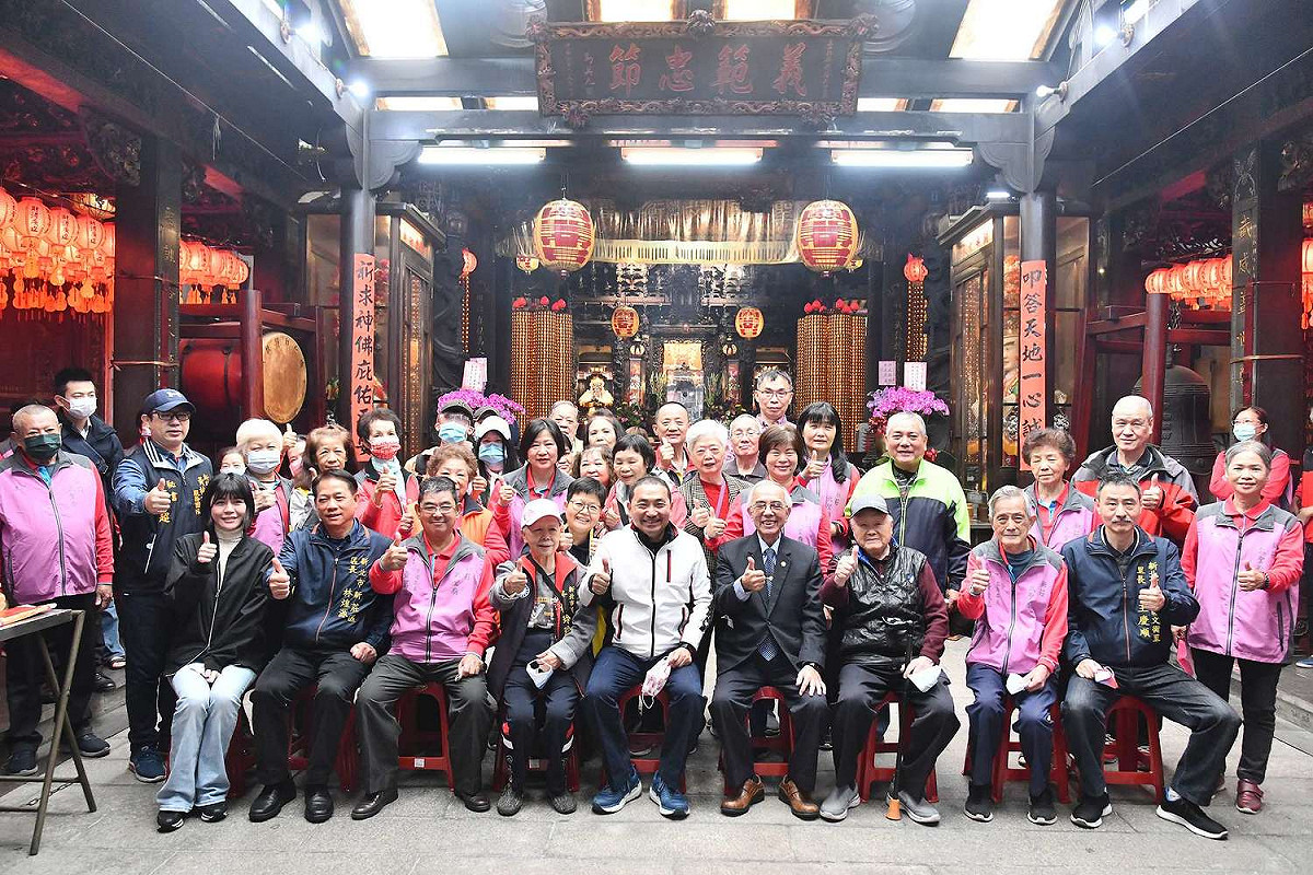 侯友宜前往新莊慈祐宮、武聖廟及地藏庵參拜祈福並視察宮廟防疫情形。 圖：新北市新聞局提供