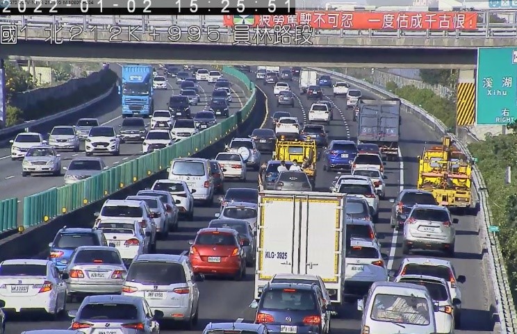 15:24國1北向212.7公里發生2小客車追撞事故占中線車道造成回堵3公里 圖：交通部高速公路局/提供