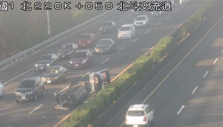 16:18國1南向220公里發生1小貨車與1小客車翻車事故占內車道回堵3公里 圖：交通部高速公路局/提供