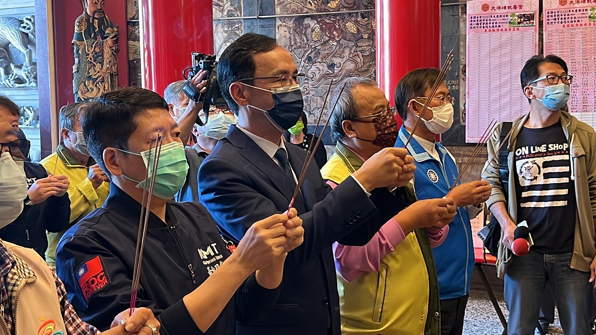 國民黨主席朱立倫赴高雄大港埔鼓壽宮參拜。 圖：國民黨文傳會/提供