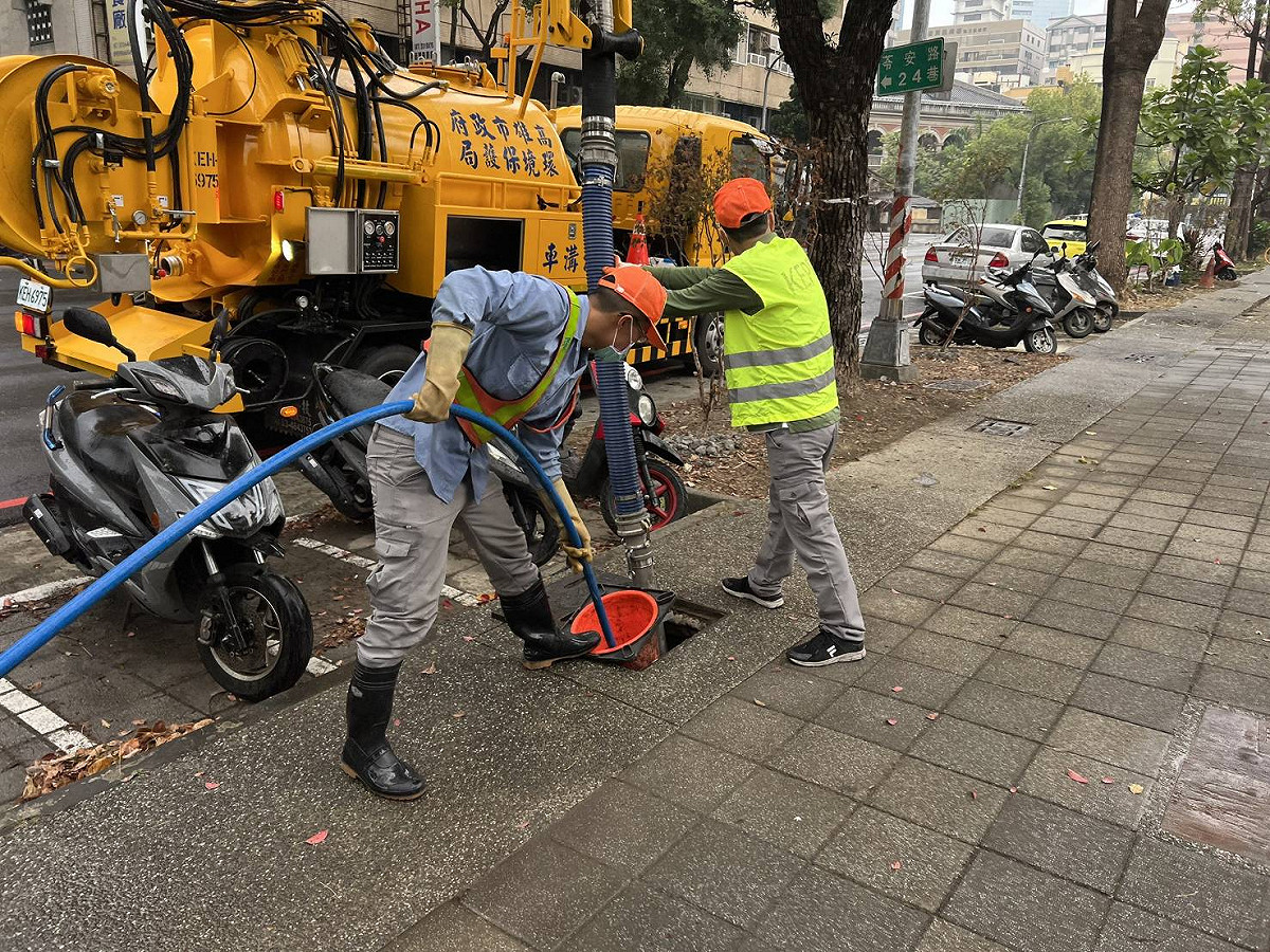社區三合一預防性滅蚊工作成功阻絕登革於境外。 圖：高雄市衛生局提供