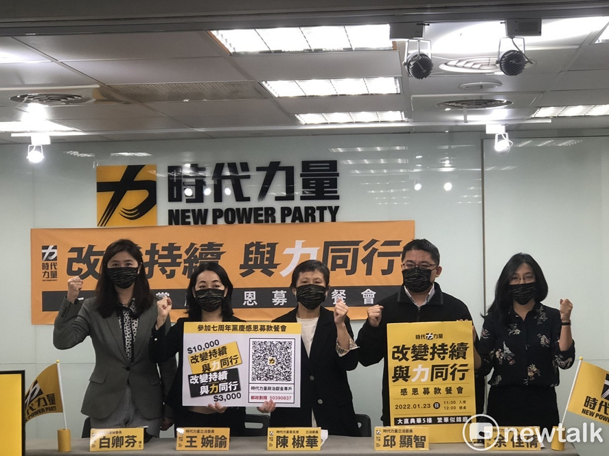 邱顯智(右二)表示，反對地制法修法。 圖：陳佩君／攝