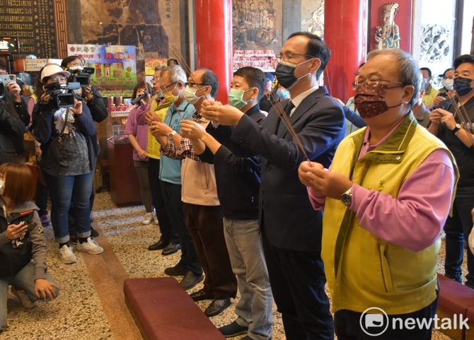 朱立倫(右二)至高雄鼓壽宮參拜。 圖：孫家銘攝