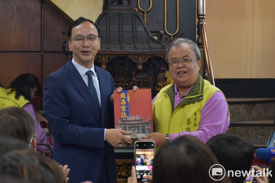 朱立倫(左)接受鼓壽宮宮誌及錢母。 圖：孫家銘攝