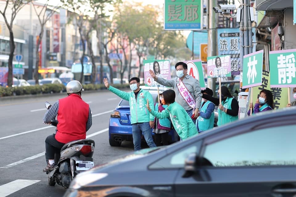 中二補選，民進黨侯選人林靜儀競選總部總幹事，前台中市長林佳龍也站上烏日街口為林靜儀拜票。 圖：翻攝林佳龍臉書