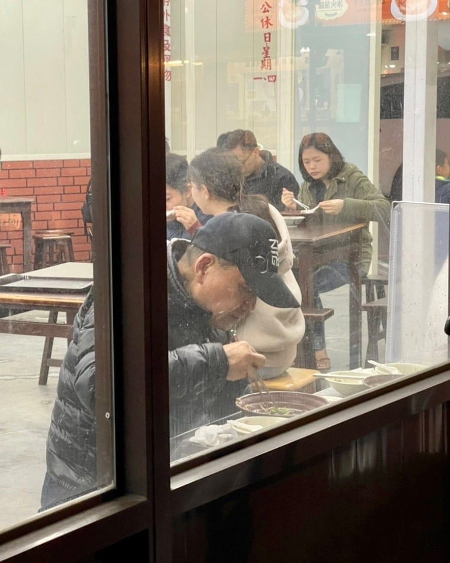 侯昨（2日）晚於臉書上發抒情文，指出一道黑白切、一碗米苔目就是對照疫情嚴峻時刻，最奢求的溫暖家常味。 圖：擷取自侯友宜臉書