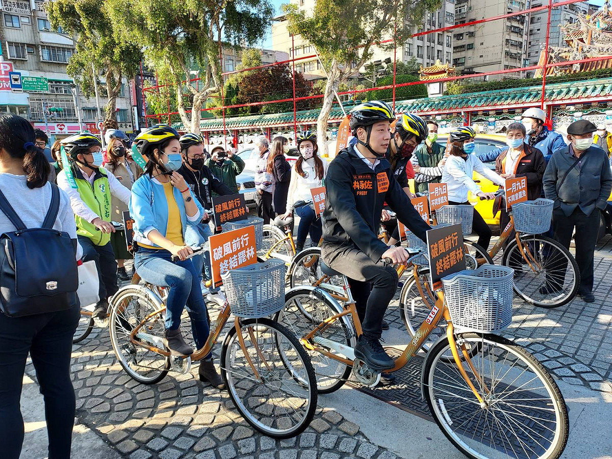 林昶佐騎單車到6日為止，要催出每一張不同意罷免票。 圖：陳佩君/攝