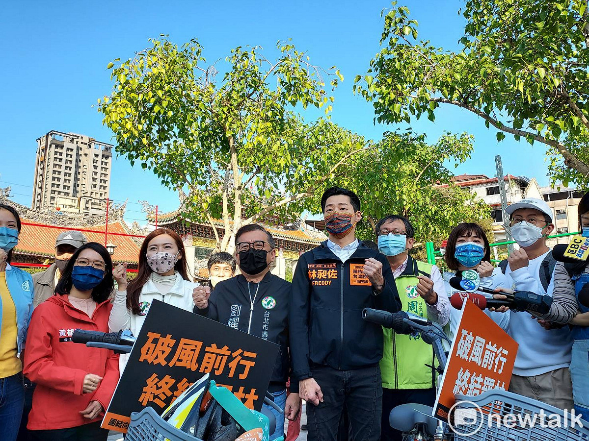 林昶佐今（3）天下午在龍山寺前舉行「破風前行 終結罷林單車大掃街啟動」記者會。 圖：陳佩君/攝