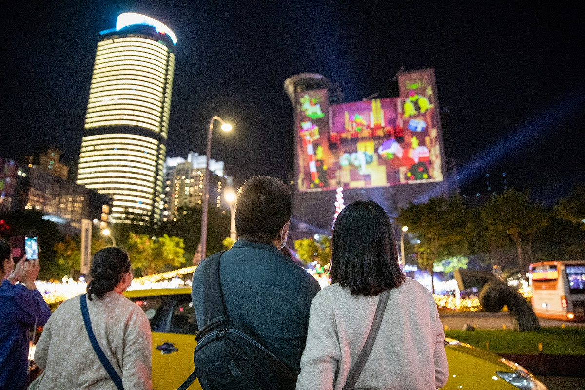 欣賞光雕的民眾。 圖：新北市觀旅局提供