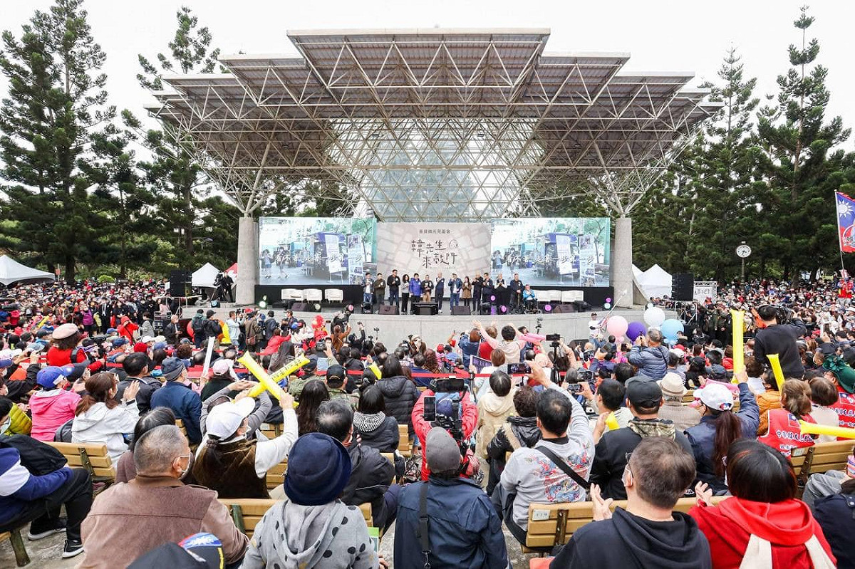 民進黨立委林俊憲於臉書上以「國民黨過了兩年還是一盤散沙，韓先生不來敲門才奇怪！」為題，指出國民黨最大敗筆就是沒有強力領導中心，認為失望透頂的韓睽違兩年將回歸整頓一番。 圖：擷取自韓國瑜臉書
