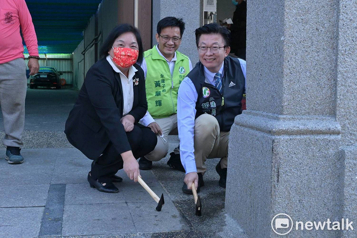 新化人關心多年的新化第一銀行兩側老街街面重建，終於在今（3）日舉辦重建動土儀式，立委郭國文、服務處執行長黃肇輝、第一銀行總務處長吳淑貞等人在第一銀行見證此重要的一刻。 圖：黃博郎／攝