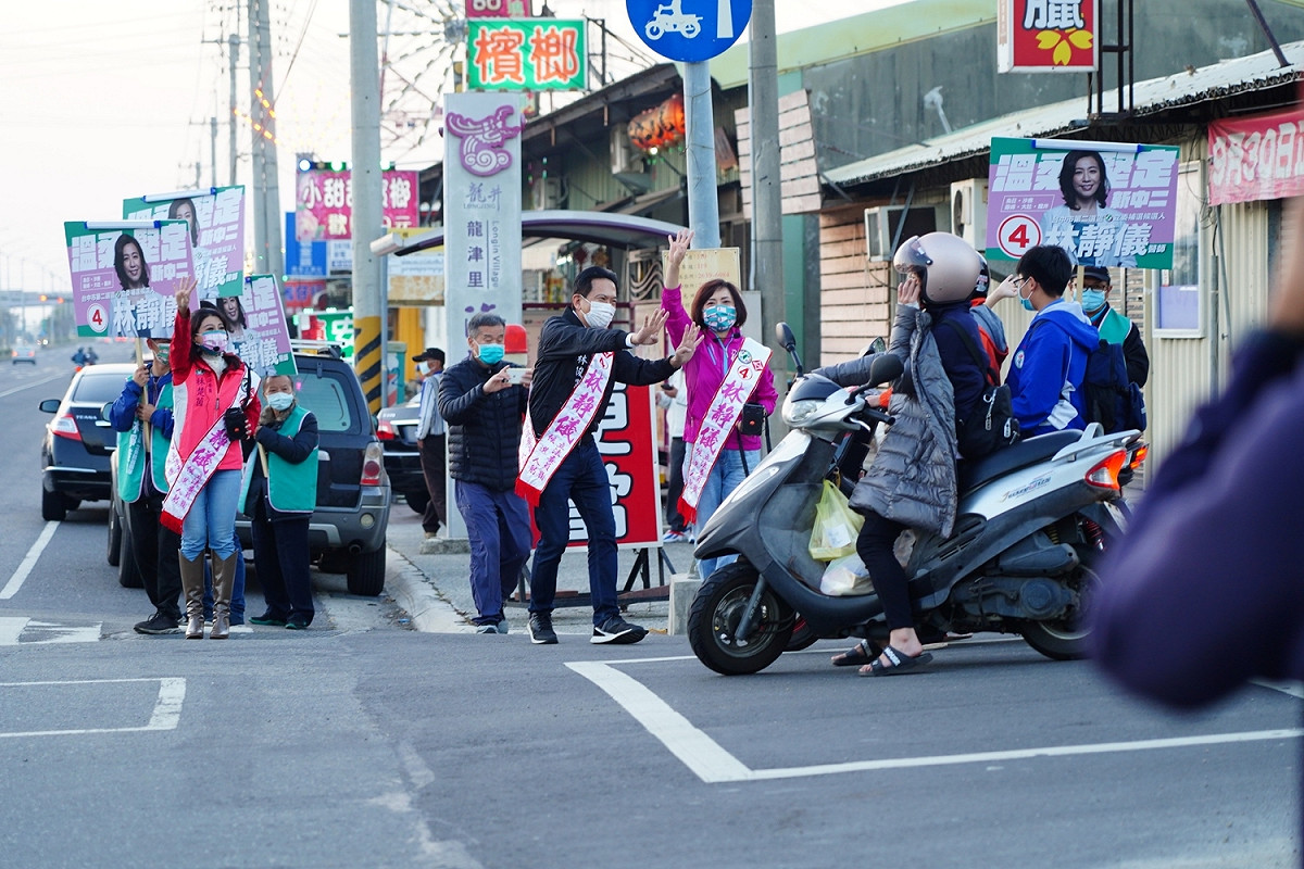 9立委扮分身，兵分3路替林靜儀站路口拜票。 何欣純服務處/提供