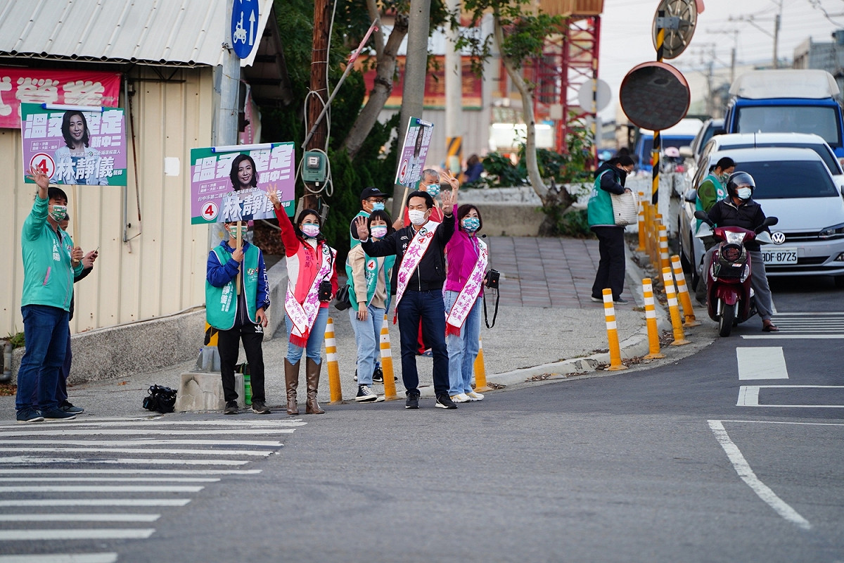 9立委扮分身，兵分3路替林靜儀站路口拜票。 何欣純服務處/提供