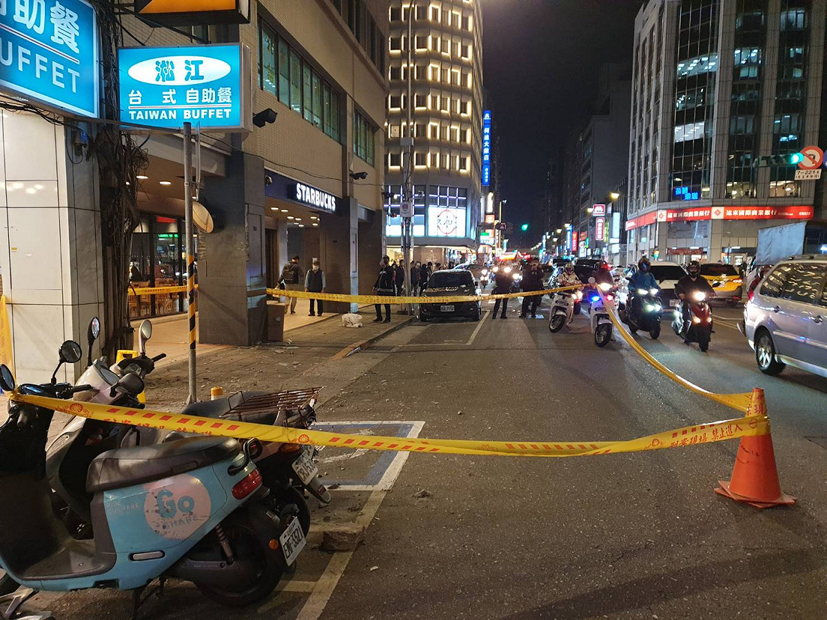 長安東路二段53號6樓外牆磁磚掉落，面積約1平方公尺，員警已圍封鎖線。 圖：台北市政府 / 提供（資料照片）