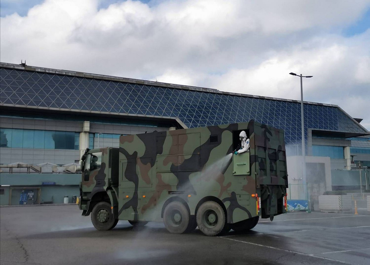 國防部陸軍33化學兵群今日至桃園機場P3停車場進行消毒。 圖：桃園機場公司／提供