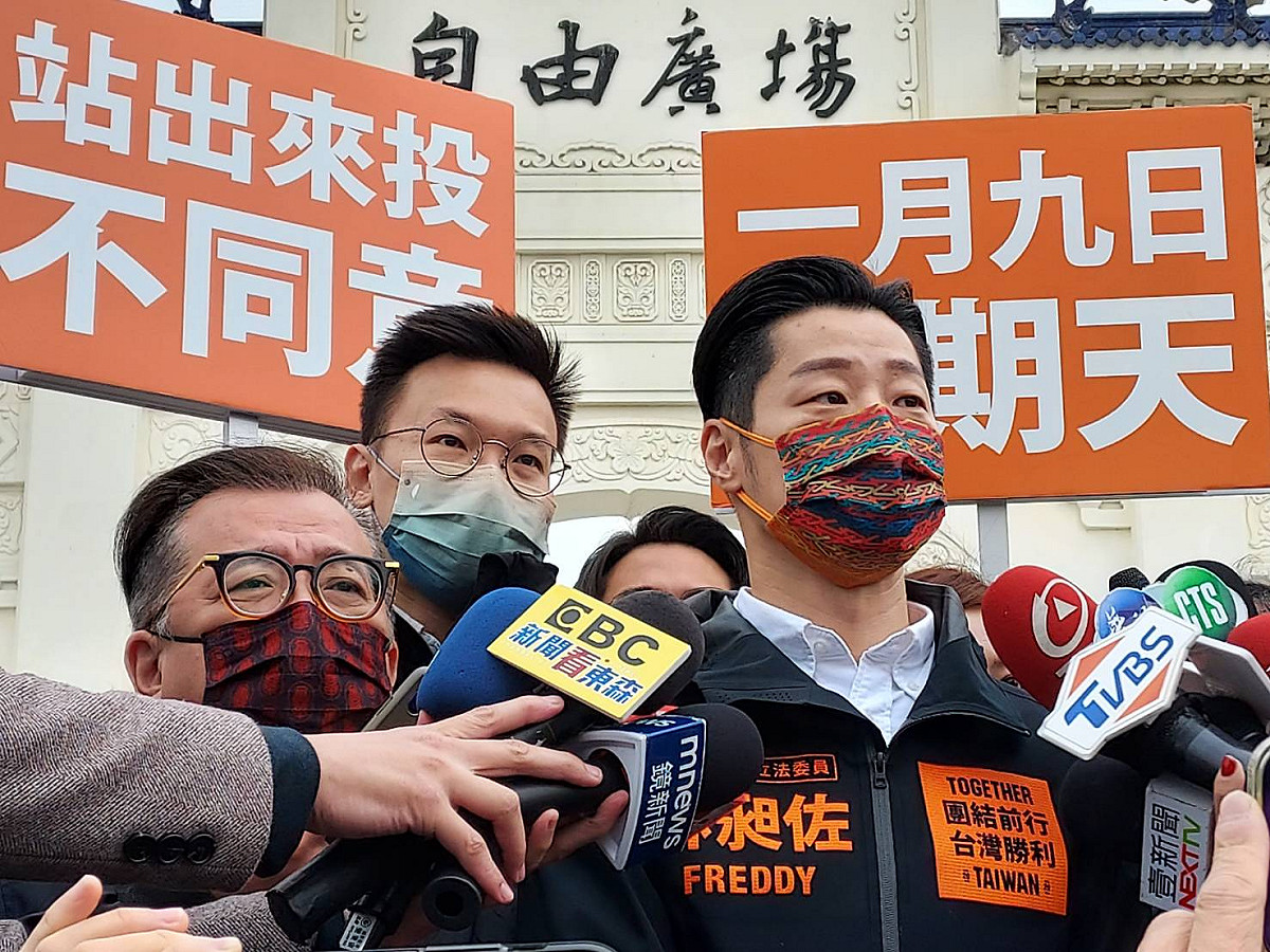 罷免投票倒數，林昶佐今在林飛帆陪同下騎單車拉票。 圖：陳佩君／攝