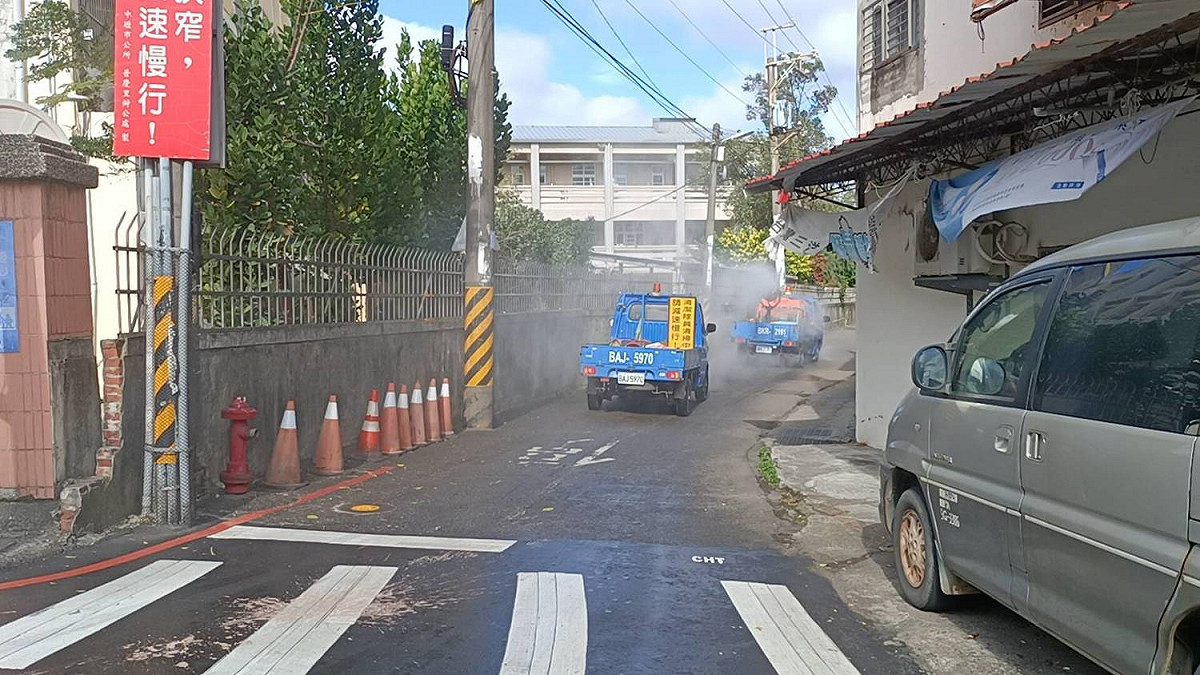 桃市環保局消毒大隊在停課校園周邊進行環境清消作業。 圖：桃園市環保局/提供