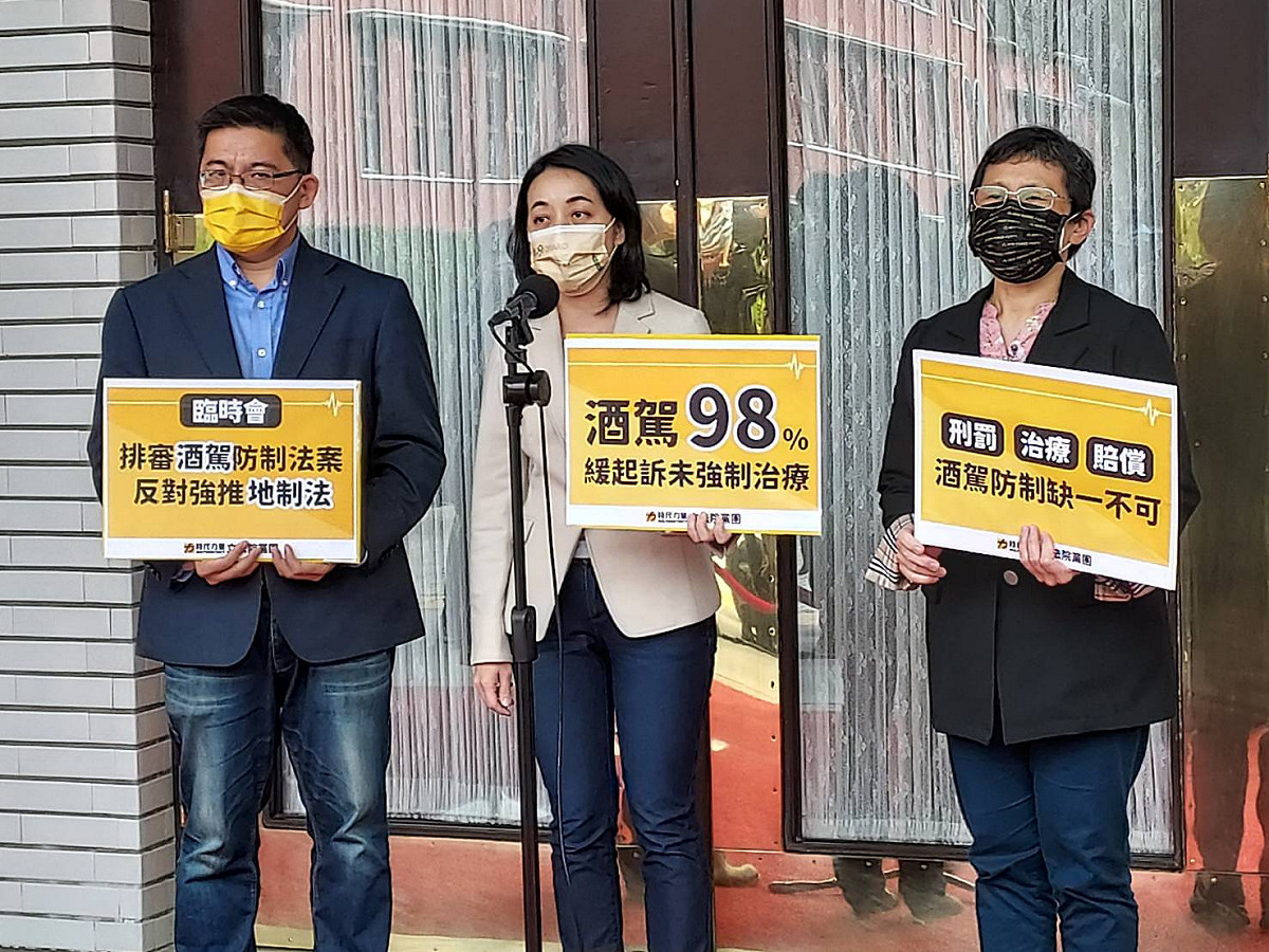 對於林昶佐罷免案，陳椒華(圖右)表示，尊重選民意見，不主動表態。 圖：陳佩君/攝