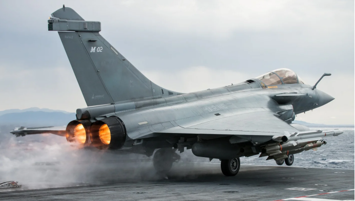 法國「飆風-M」(Rafale M)艦載戰鬥機於航母起飛。 圖：翻攝環球網