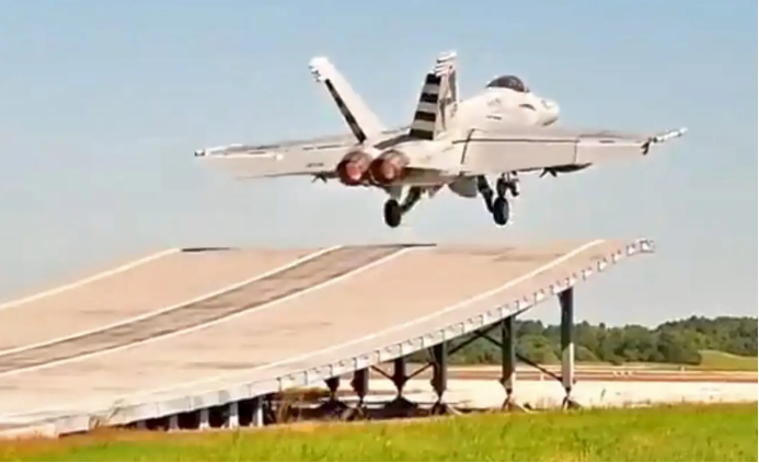美國F/A-18E/F「超級大黃蜂」戰機在模仿印度海軍航母滑躍甲板起飛。 圖：翻攝環球網