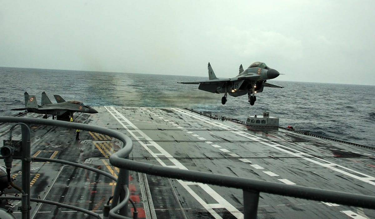 印度海軍米格-29K降落於「超日王號航空母艦」。 圖：翻攝維基百科/GODL-India（資料照）