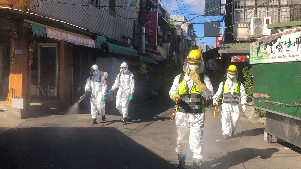 桃市環保局防疫消毒大隊與33化兵群到忠貞市場進行環境清消作業。