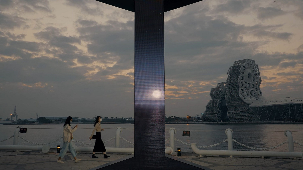 《I_光榮碼頭》在夕陽餘暉中呈現魔幻異想的景象。 圖:高雄市文化局提供