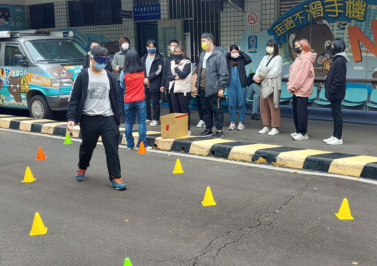 台北區監理所利用模擬酒駕，讓民眾體會酒駕的可怕。 圖：台北區監理所提供