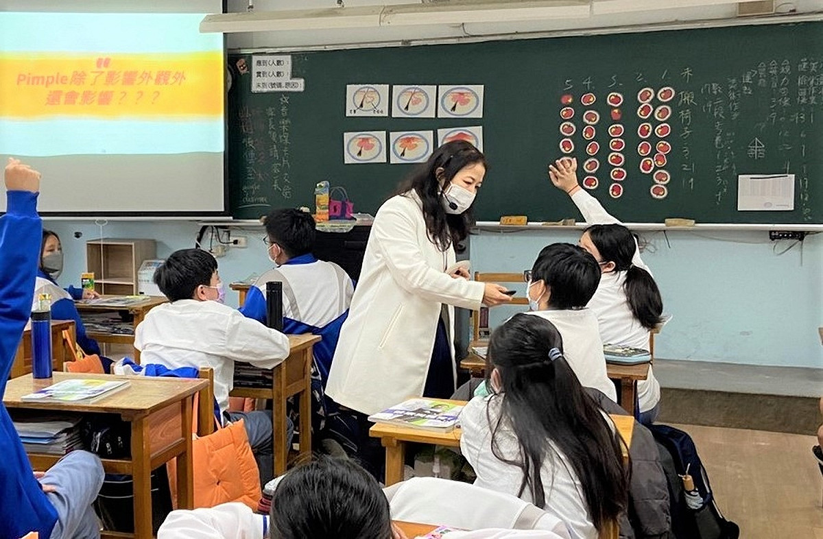 健教課由雙語與健教老師設計身體保健單元課程。 圖：新北市教育局提供