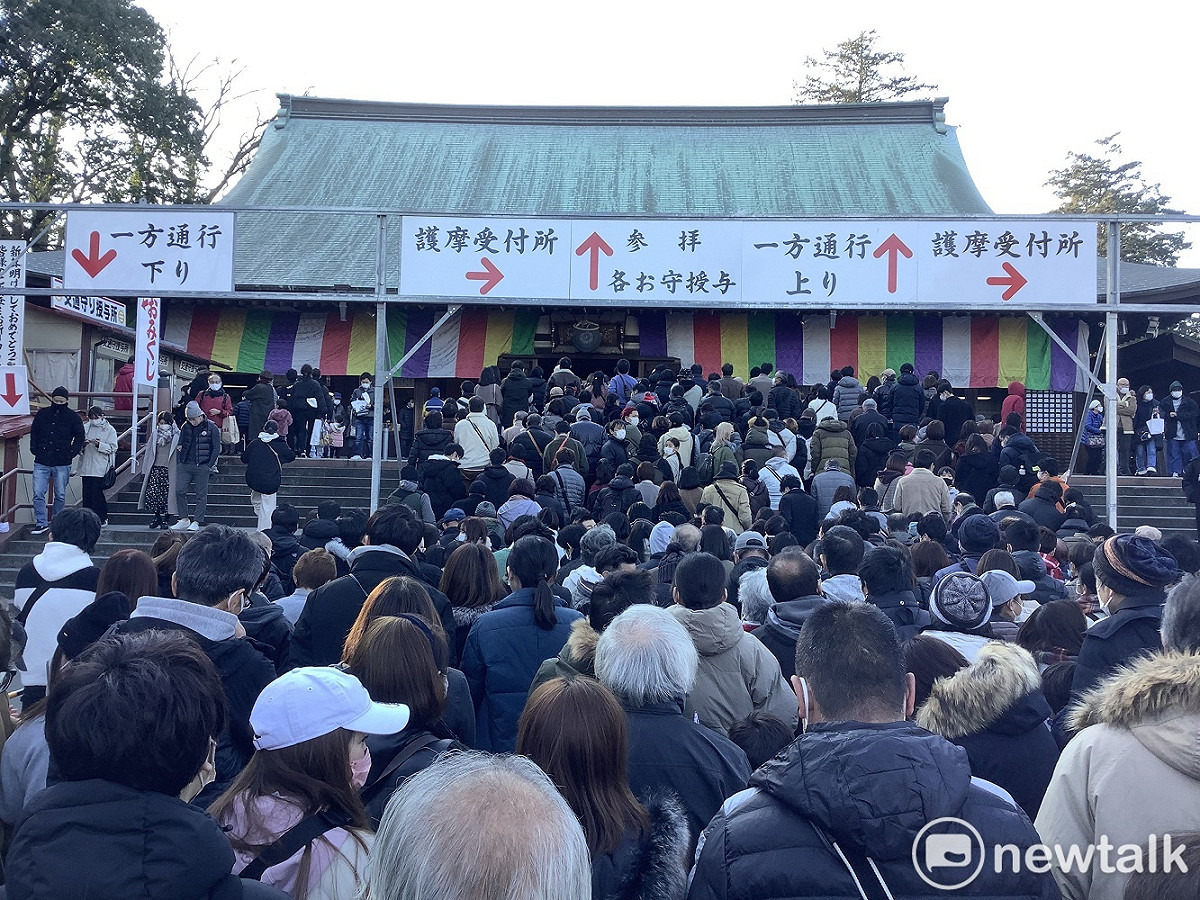 日本各地寺社初詣參拜人數暴增，恢復到新冠爆發前的8成之多，即使有管制或指揮人潮移動，也還是密集狀態。 圖：劉黎兒攝