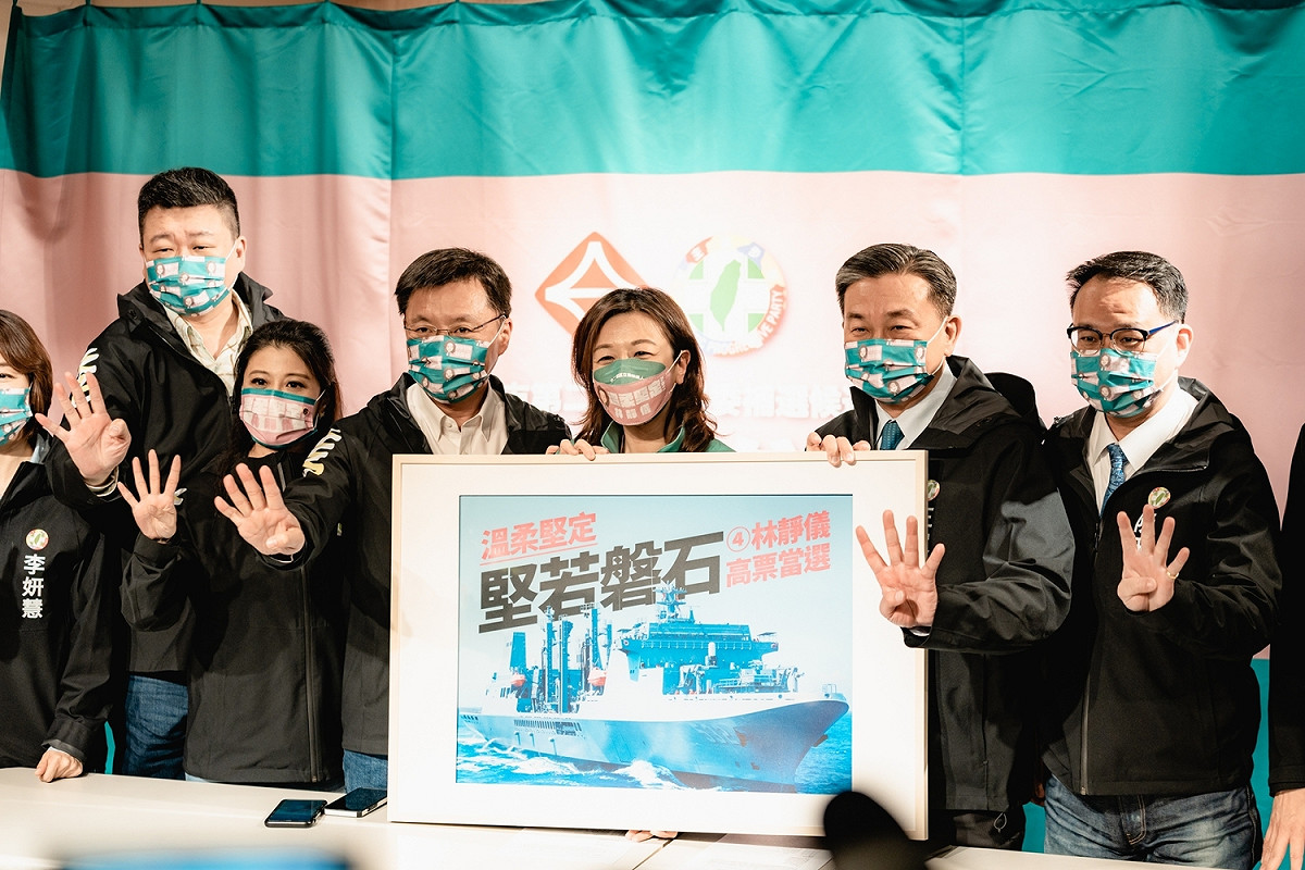 湧言會成員贈送林靜儀海軍最強國造醫療軍艦「磐石艦」彩照。 林靜儀競選總部/提供
