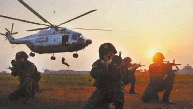 解放軍特種部隊搭配直升機機降演練。 圖：翻攝陸網/每日頭條