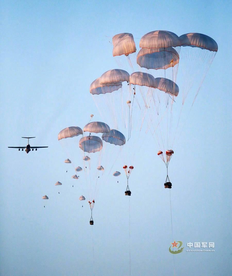 解放軍空軍伊爾-76大型運輸機實施空降部隊重裝空投。 圖：翻攝中國軍網
