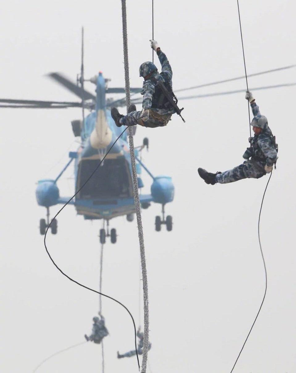 解放軍空降兵特戰隊員訓練機降。 圖：翻攝陸網/壹讀