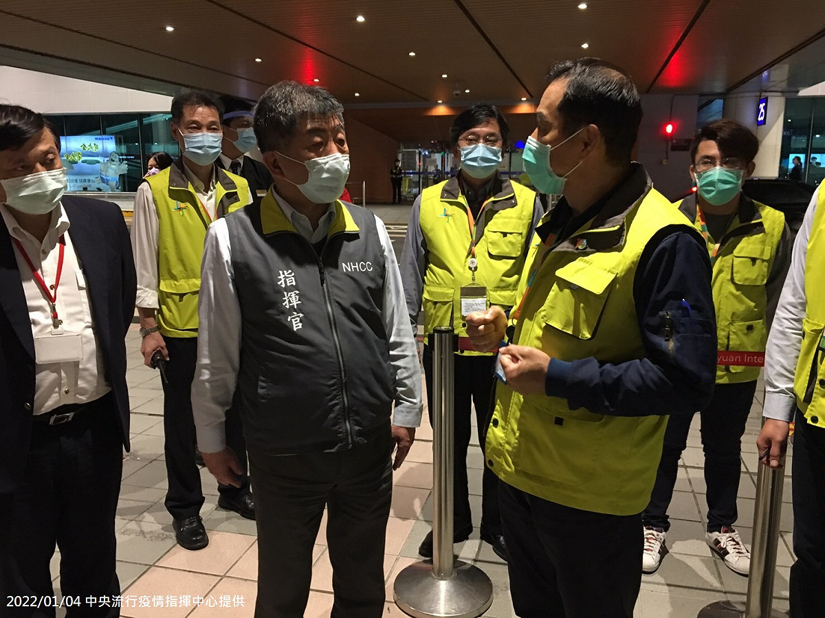 中央流行疫情指揮中心今(4)日表示，為因應桃園機場群聚感染案件，陳時中指揮官於今日下午協同醫療應變組王必勝副組長、桃園市政府衛生局王文彥局長、衛生福利部疾病管制署北區管制中心及機場公司航運中心工作人員，實地進行入境旅客動線勘查， 圖：中央流行疫情指揮中心提供