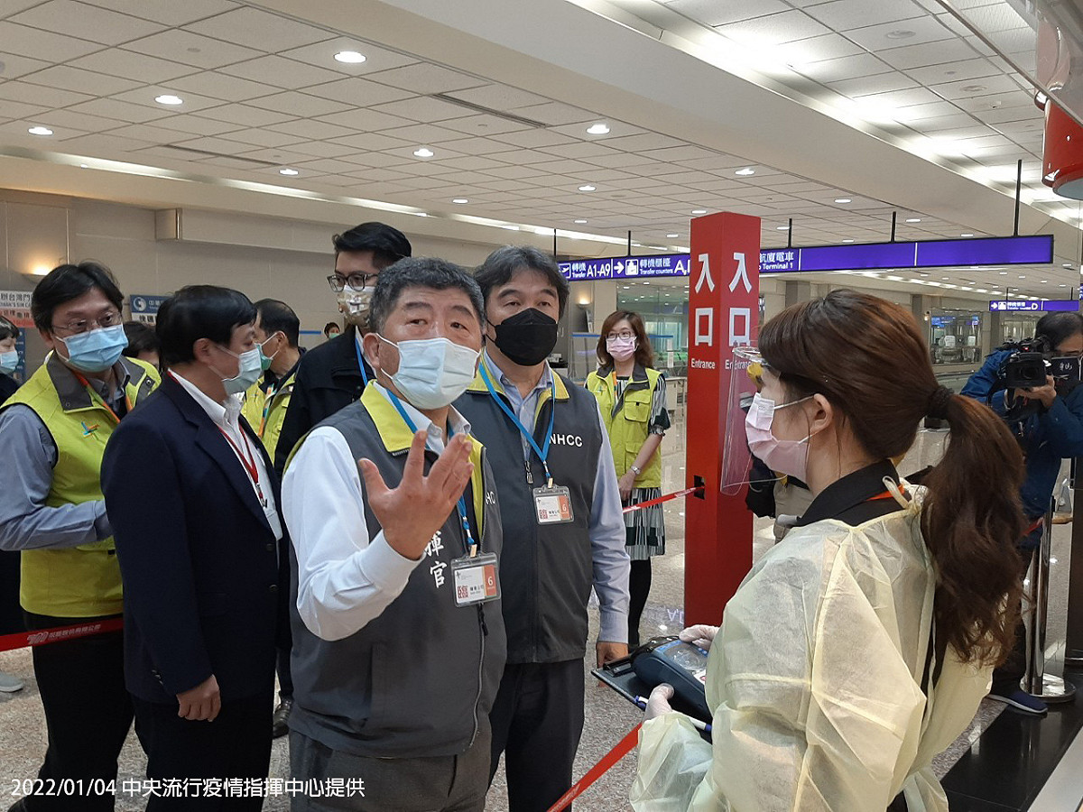 因應桃園機場群聚感染案件，中央流行疫情指揮中心指揮官陳時中昨下午協同醫療應變組副組長王必勝、桃園市政府衛生局局長王文彥，實地進行入境旅客動線勘查。 圖：中央流行疫情指揮中心/提供