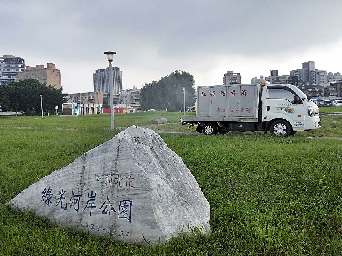 新北市動保處出動防疫消毒車至野鴿聚集地消毒。 圖：新北市動保處提供