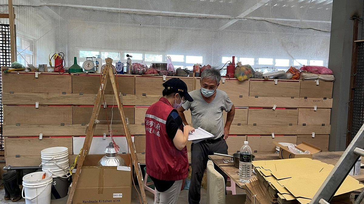 新北市動保處前往禽場訪視宣導禽流感防疫措施。 圖：新北市動保處提供