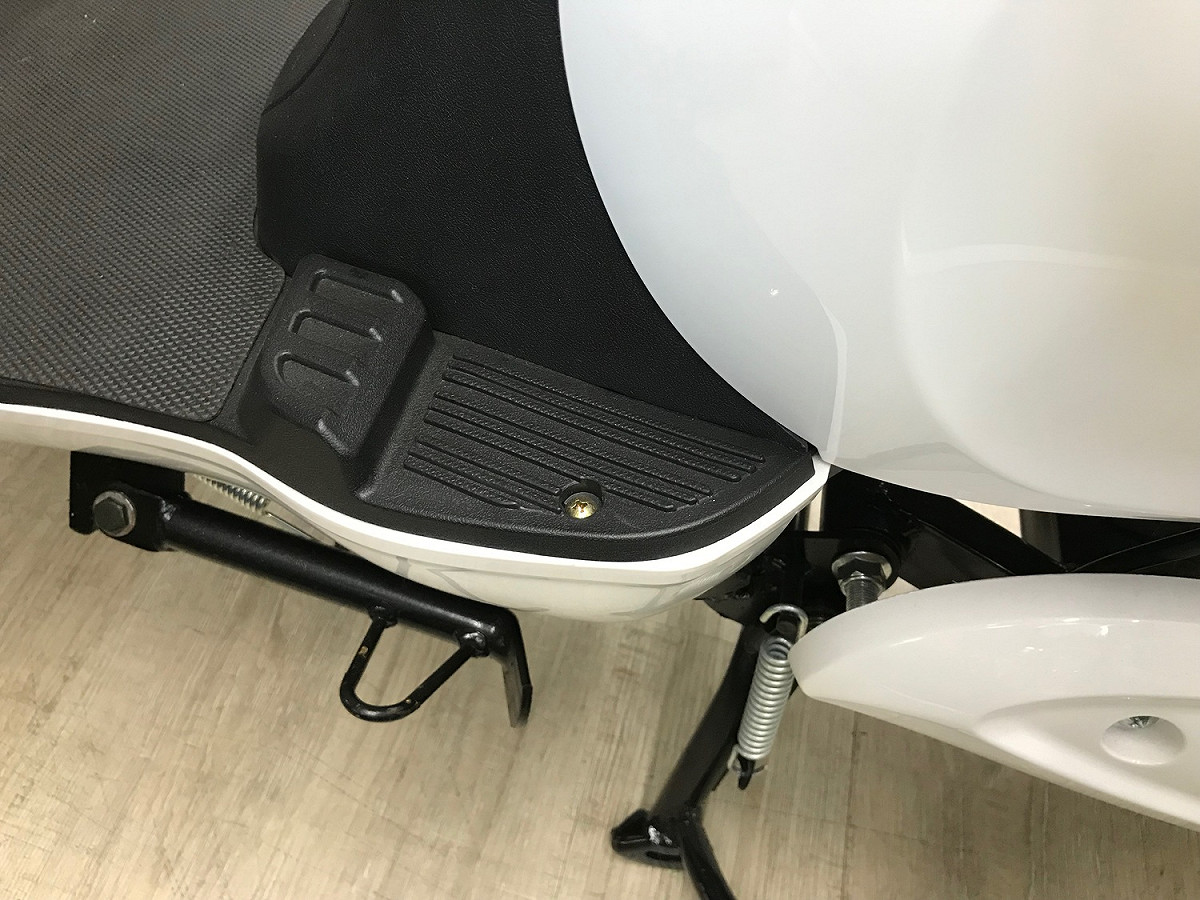 車身加裝側方腳踏板為違規態樣，電動自行車不可附載坐人。 圖：新北市交通局提供