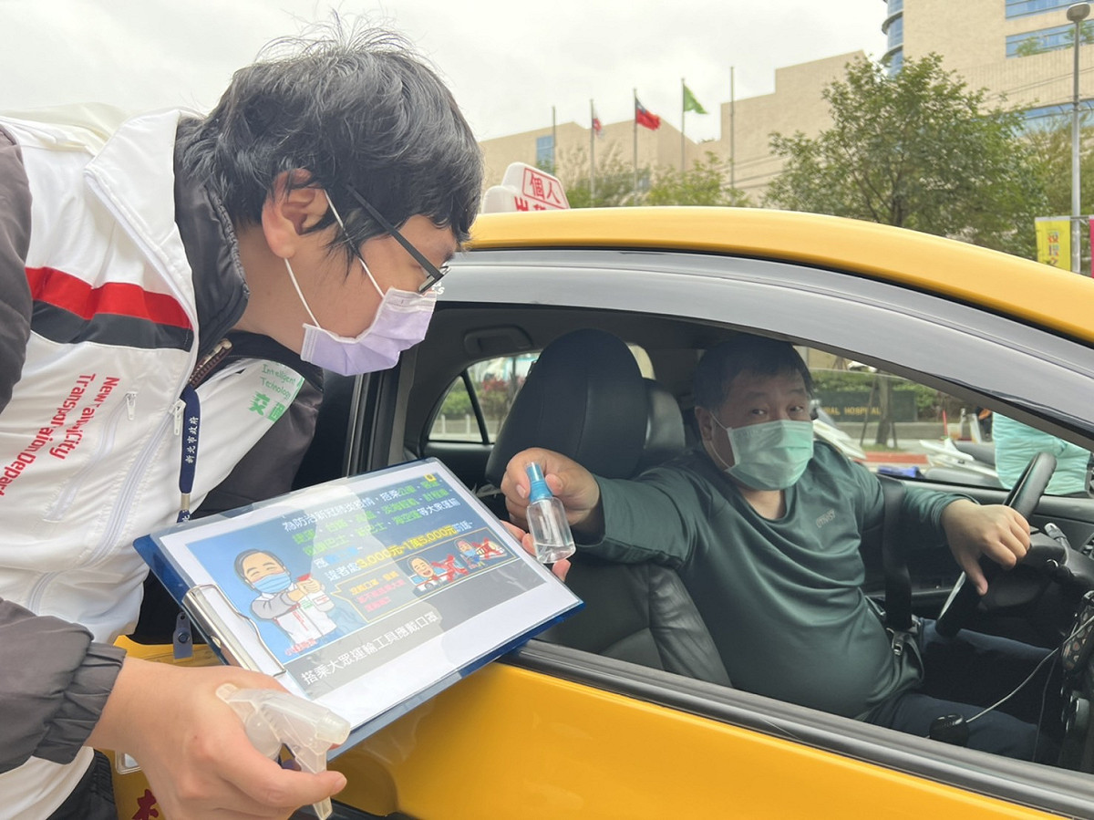 新北市亞東醫院計程車招呼站防疫宣導。 圖：新北市交通局提供
