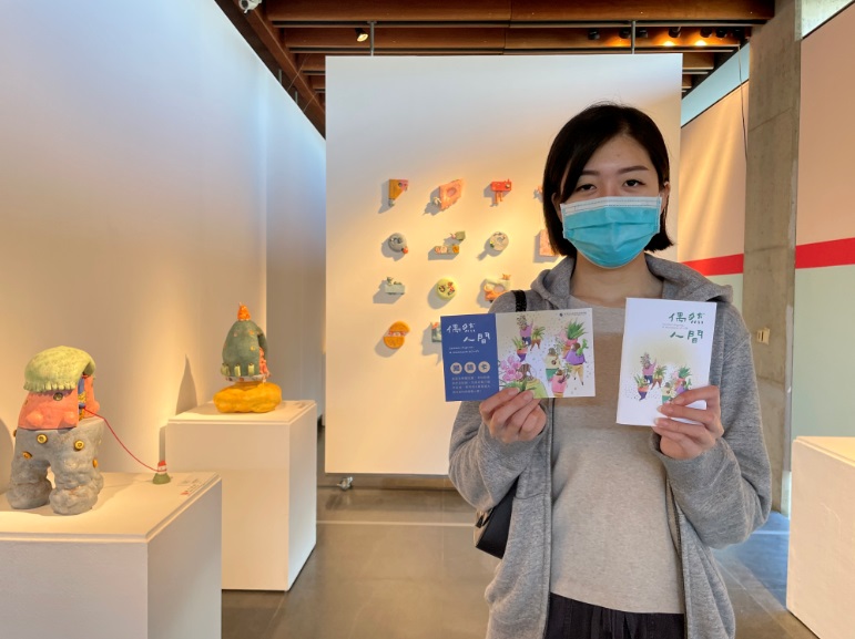 民眾只要循著「偶然人間」導覽地圖，將作品貼紙完成收集後，即可兌換特展專屬筆記本。 圖：鶯歌陶瓷博物館提供