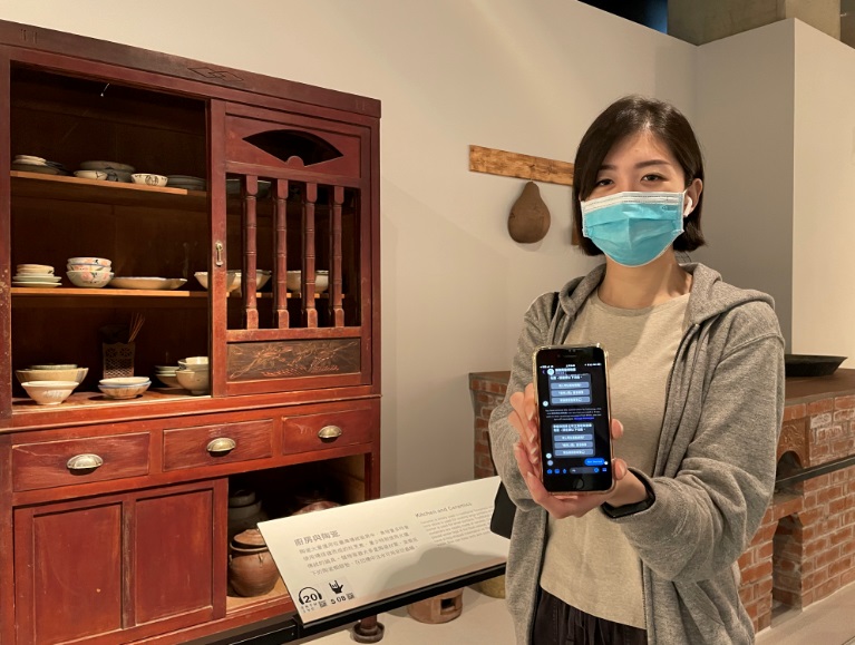 觀眾只要運用自己的行動裝置，依步驟簡單操作，即能聆聽常設展、陶瓷藝術園區導覽。 圖：鶯歌陶瓷博物館提供