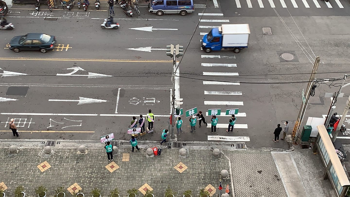 3名民進黨外地立委來中二選區拉票，卻在拜票時佔據馬路。 圖:鄭照新臉書