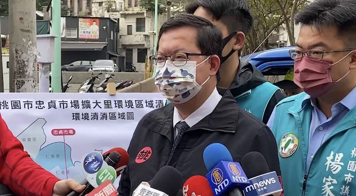 桃園市長鄭文燦（右二）5日一早視察忠貞市場，呼籲這段時間，大家要把口罩戴好，若有健康疑慮者可至醫院或社區篩檢站採檢。 圖：林昀真／攝