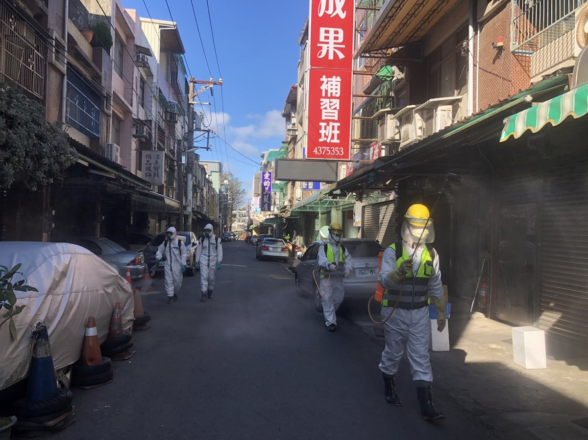 桃園忠貞市場因爆出確診者曾經在呖年擺攤，休市３天進行環境清消。 圖：桃園市環保局／提供